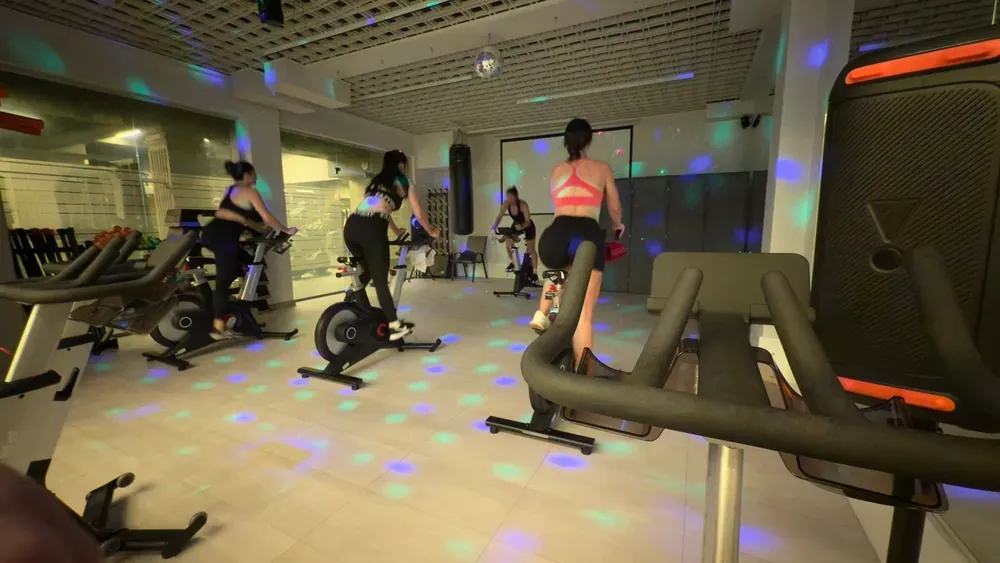 Группа на велотренажёрах в Delos Sport
